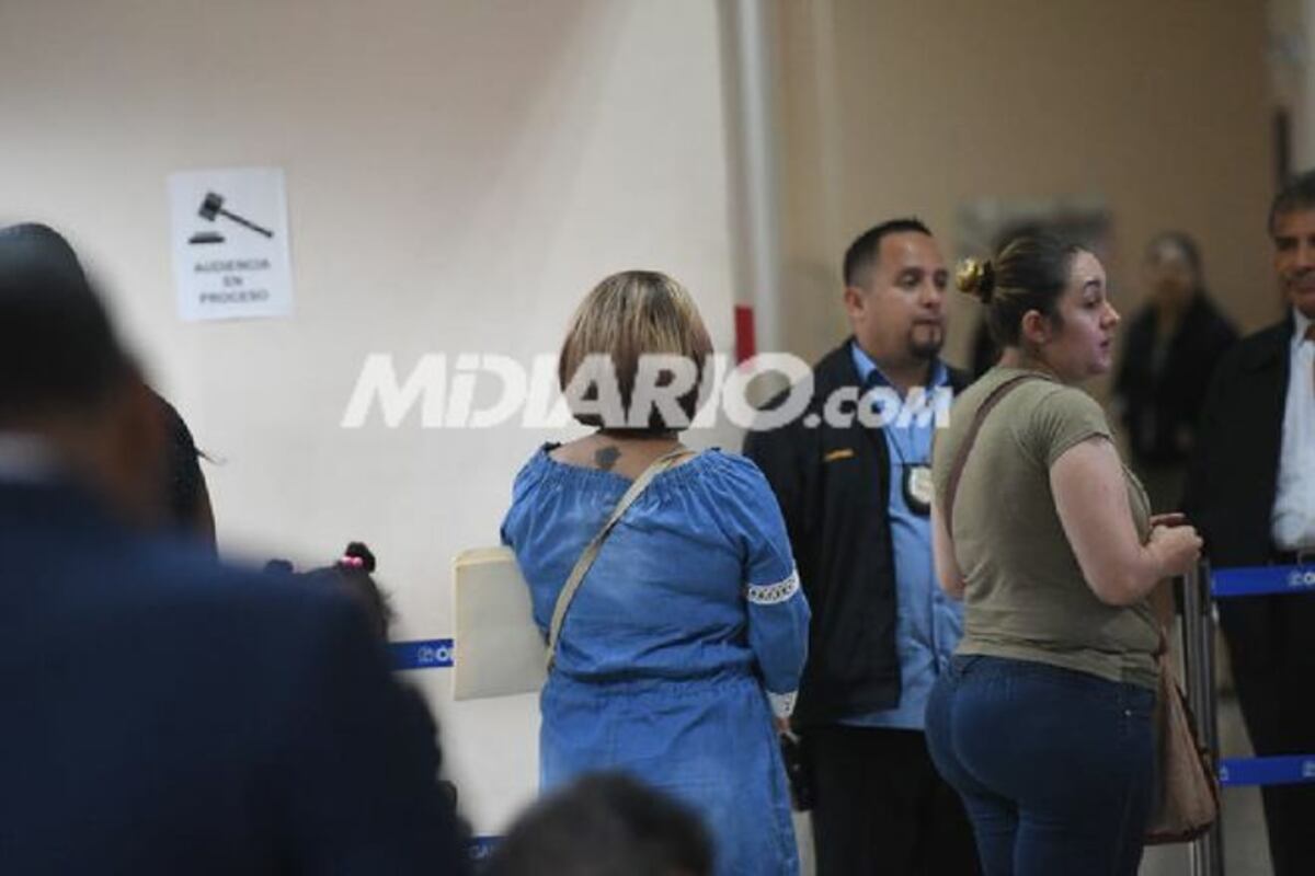 Con sensual tatuaje. Así llega Milagros Lay a notificarse en Plaza Ágora | VIDEO