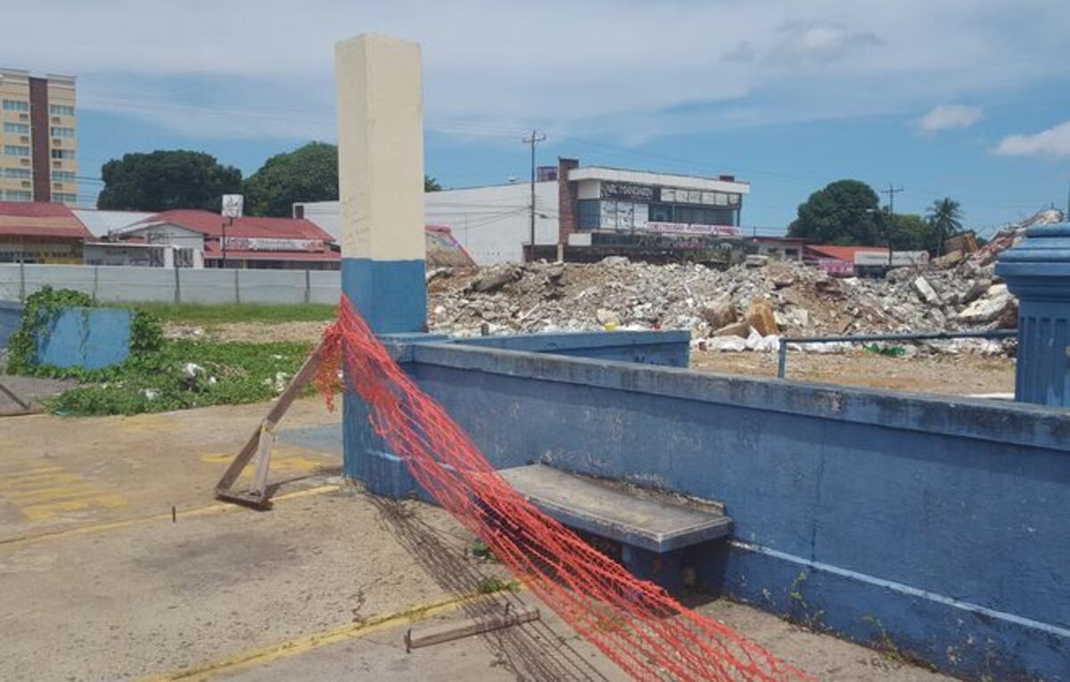 ¡SE EMBERRACAN! Docentes cierran vías por atraso en construcción de Escuela AJS