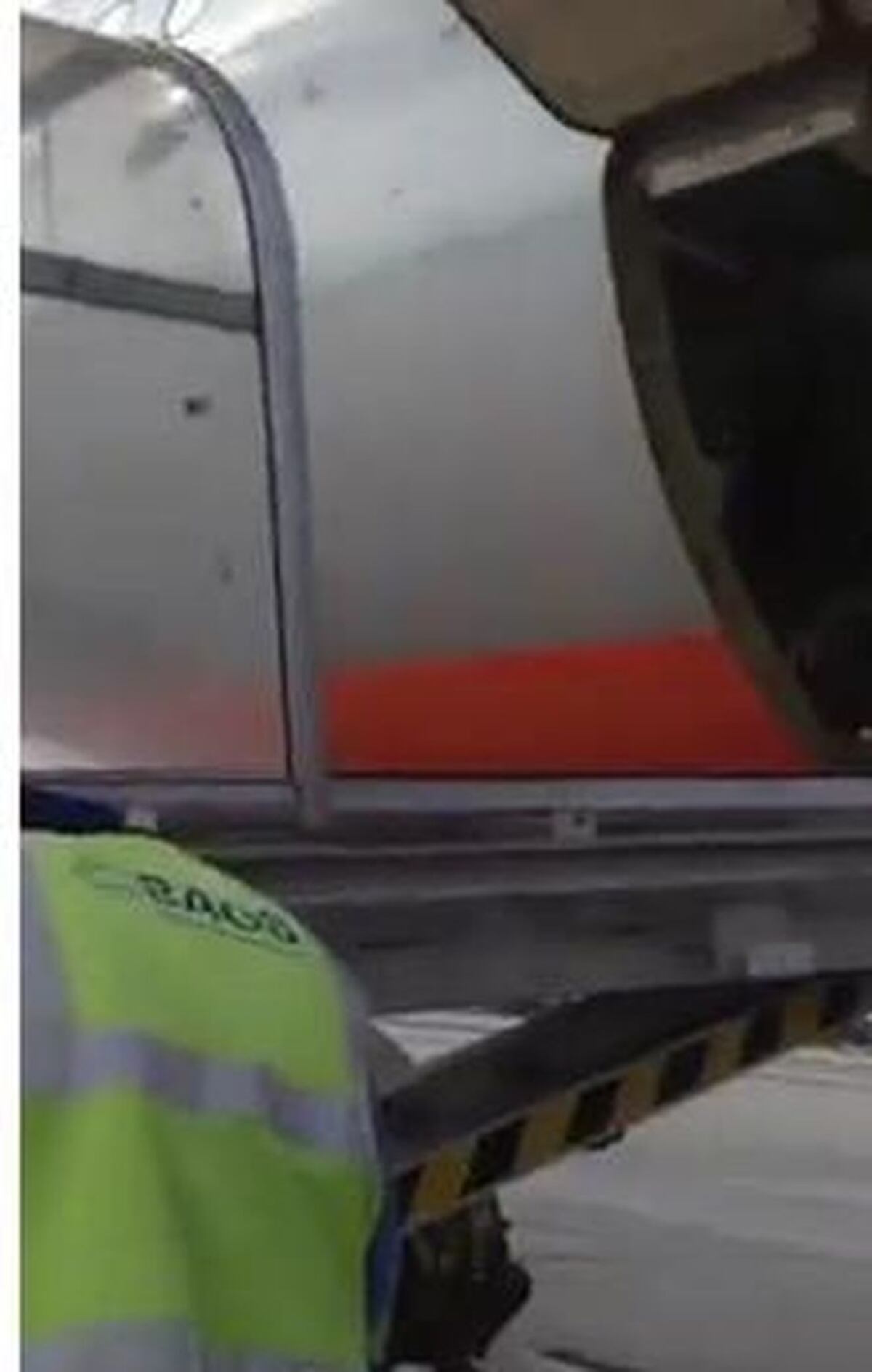 VIDEO. ¡AY, POR DIOS! Lo pillan saqueando equipaje