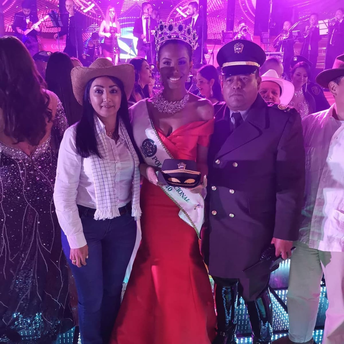 Reconocen a panameña como reina de la policía en Colombia. Entérate por qué