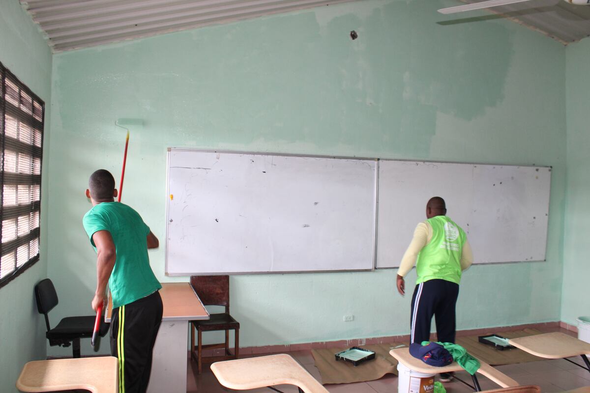 Privados de libertad apoyan con limpieza de escuelas   