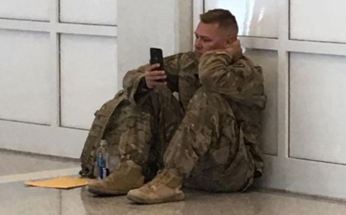 La historia del militar que vio nacer a su hija por videollamada