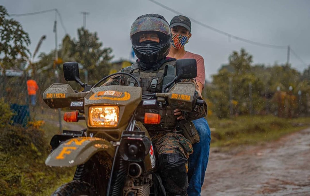 No es por moda. La gobernadora aclara a qué se deben sus ‘looks’ con estampado de militar +Fotos