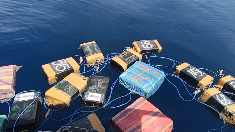 Otra carga se hunde: Aeronavales pescan mil 96 paquetes de supuesta droga en Punta Burica