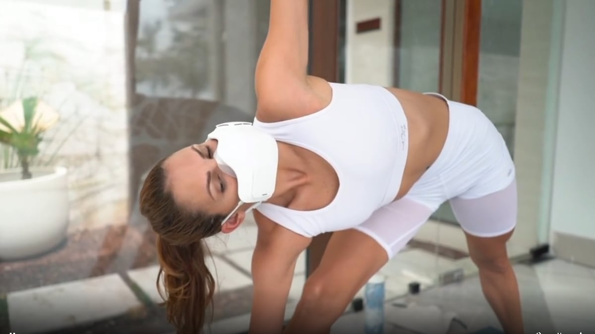 Mascarilla electrónica e inteligente que protege de covid llegó a Panamá. Carolina Dementiev es de las primeras en usarla