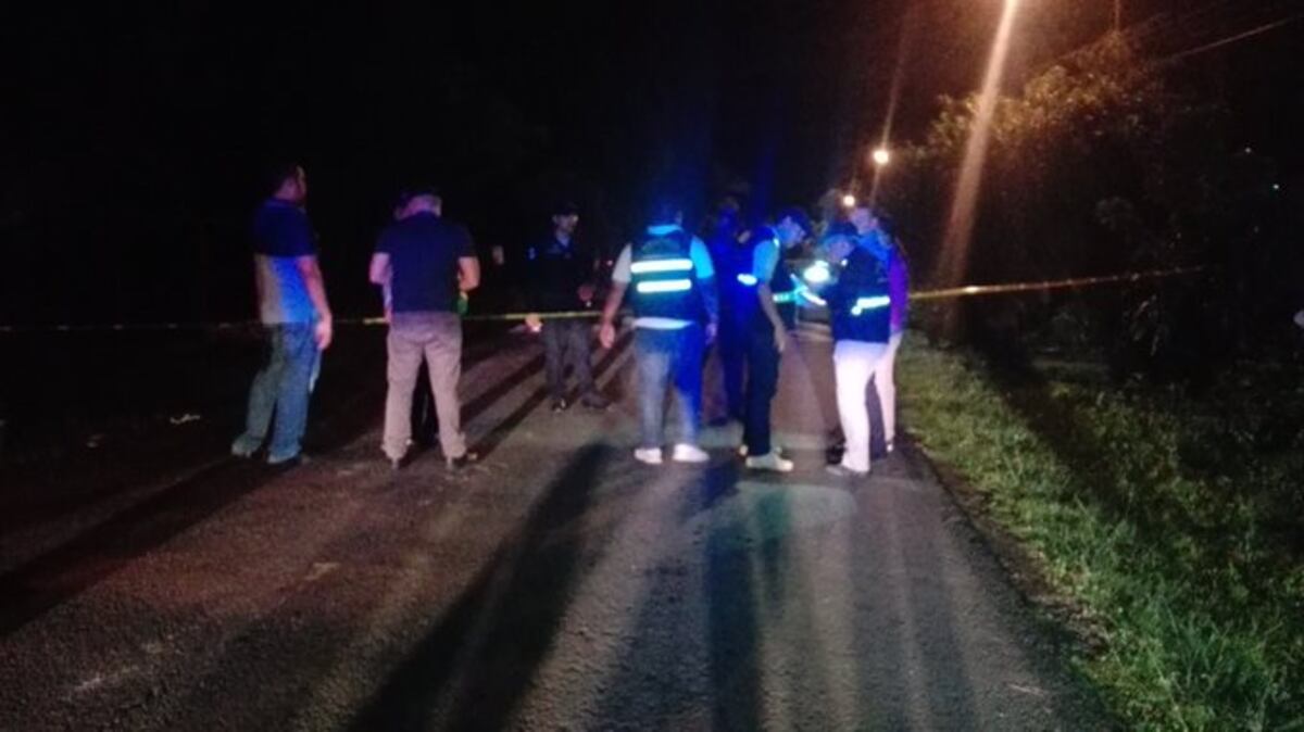 La encuentra con otro. A ella la golpea y a él le da un machetazo en la cabeza