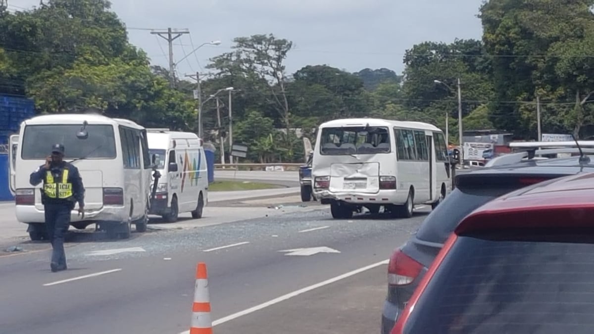 Dos buses con pasajeros se estrellan en Hato Montaña, Arraiján