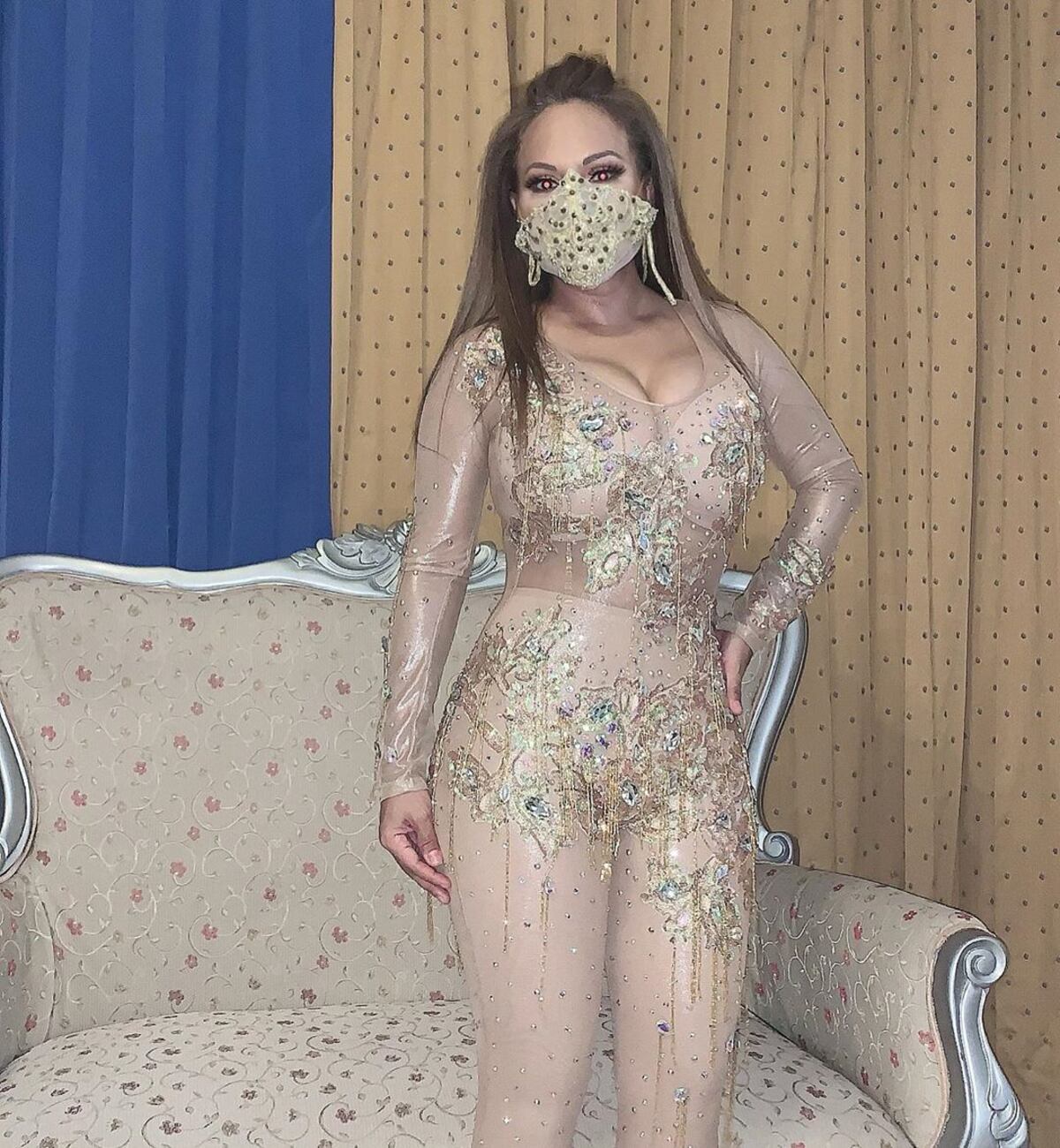 Es viral. ‘La patrona paseadora’, así le cantan a Sandra, que se saltó el cerco. El que le dio el permiso reacciona