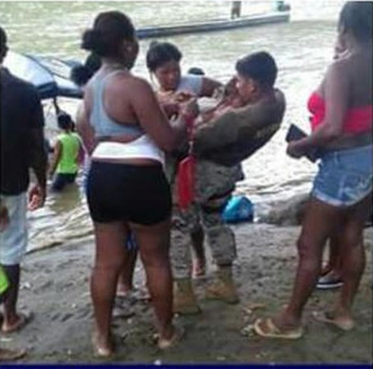 ¡DIOS! Bebé cae de una piragua en medio del río. Agente SENAN se tira al rescate