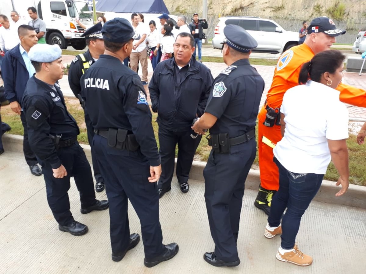 ¡EN COLÓN! El director de la Policía pudo hasta jugar dominó en medio de huelga