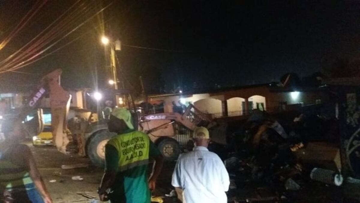 Trancan calle con cúmulos de basura que hace un mes no les recogen.Se emberracan