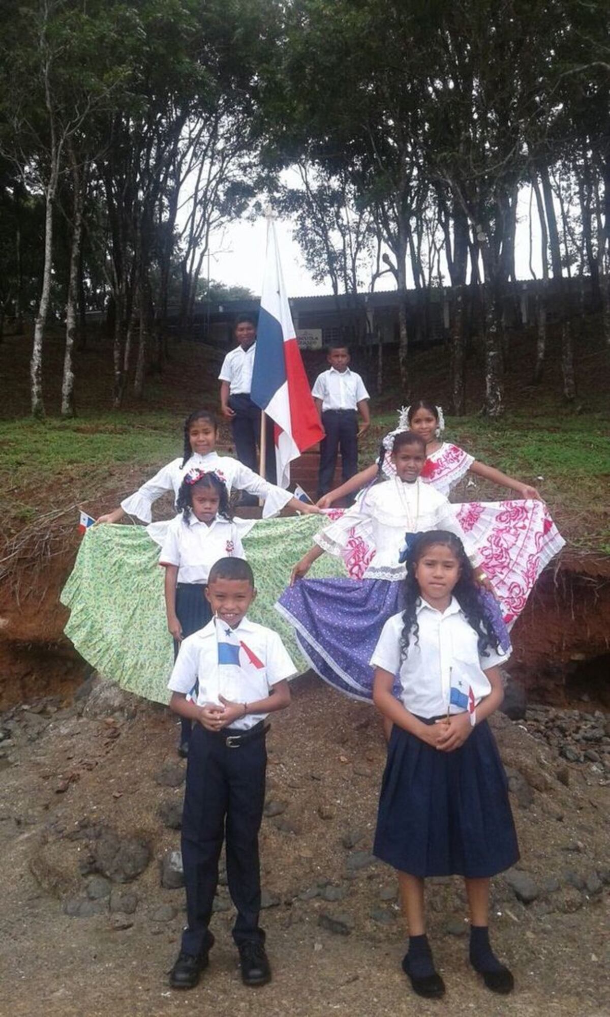 CON LLUVIA Y LODO.  Por poco quedan enterrados en medio del desfile