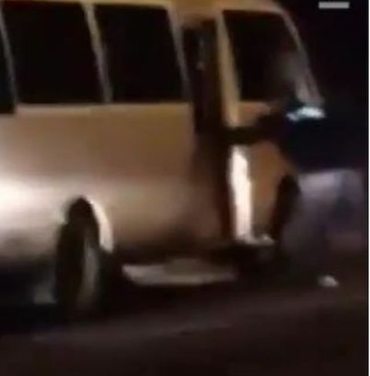 ¡Ay, madre! Roban en bus en plena autopista. Policía los pilla | VIDEO