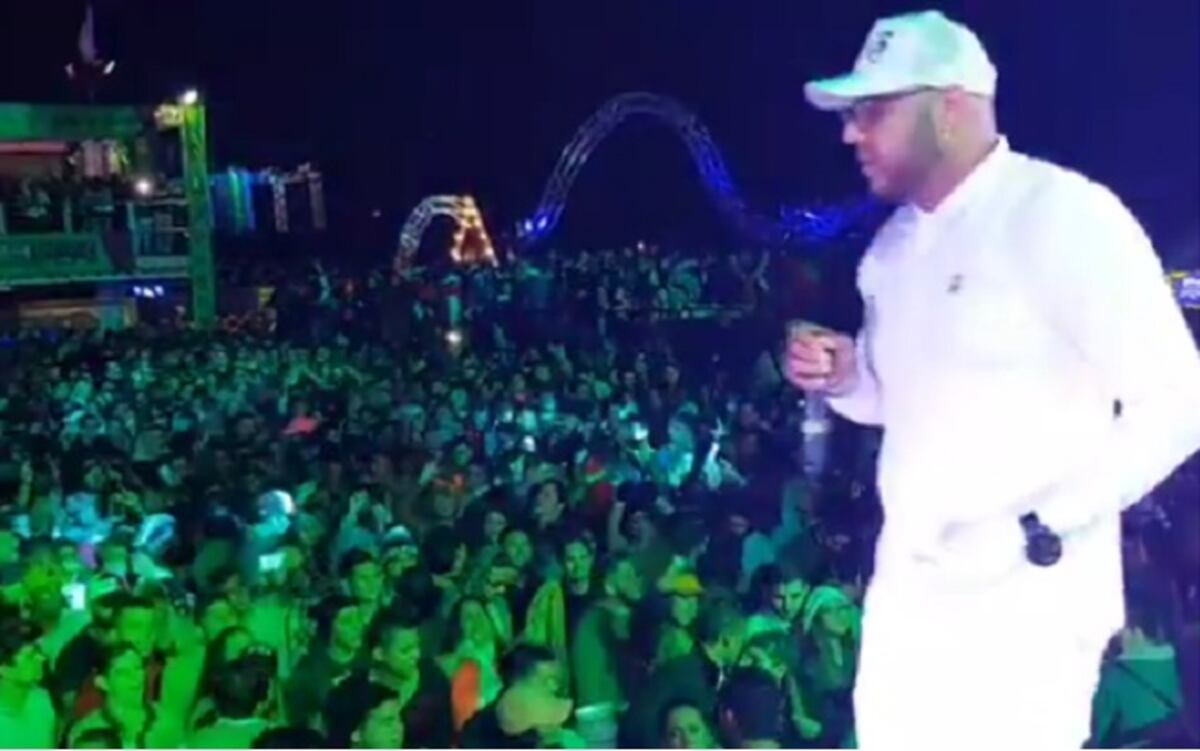 El cantante Dubosky habla sobre el 'show' en San Bernardino donde hubo armas