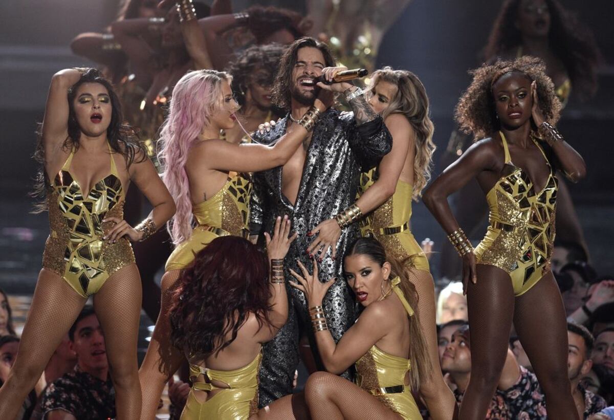 Maluma desata la controversia en los MTV VMAs por este beso