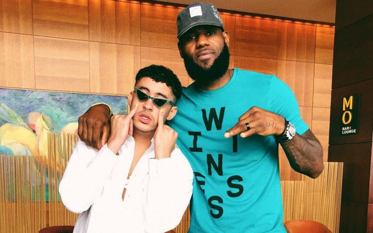 Bad Bunny deja el micrófono por el balón de la NBA