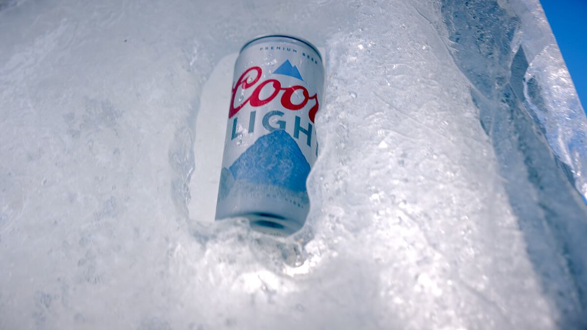 La cerveza Coors Light presenta el primer mupi de hielo de Panamá: ChillStop!