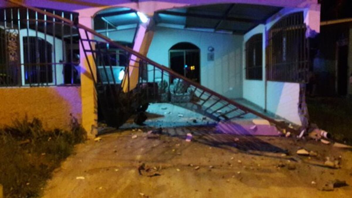  CON TODO Y CERCA. Taxi choca y se mete a una casa en Vacamonte