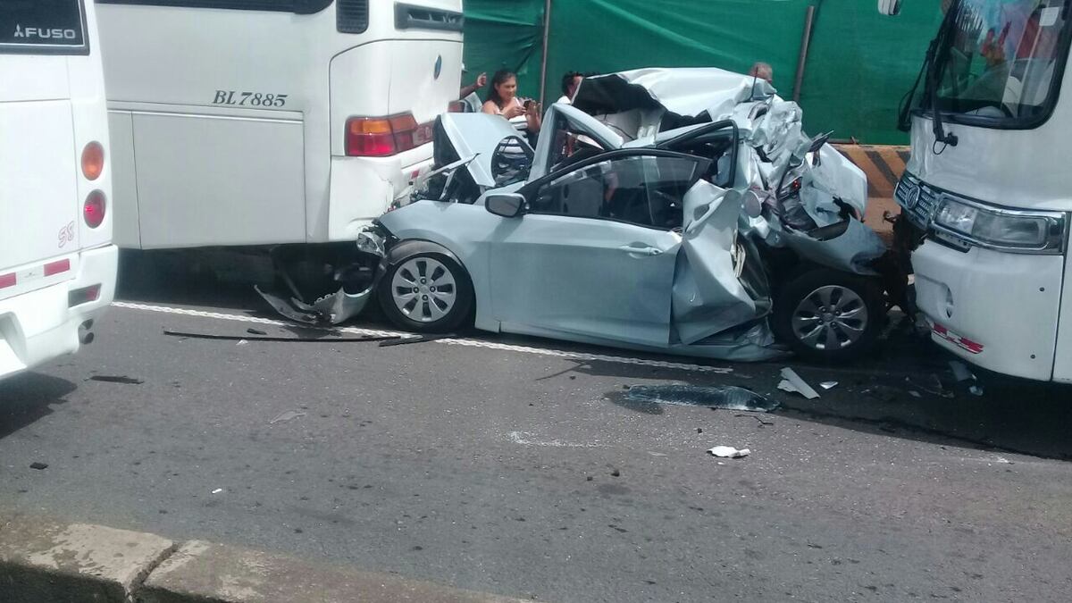 ¡DIOS LO QUIERE VIVO! Bus de Santiago le dejó el carro como chicharrón