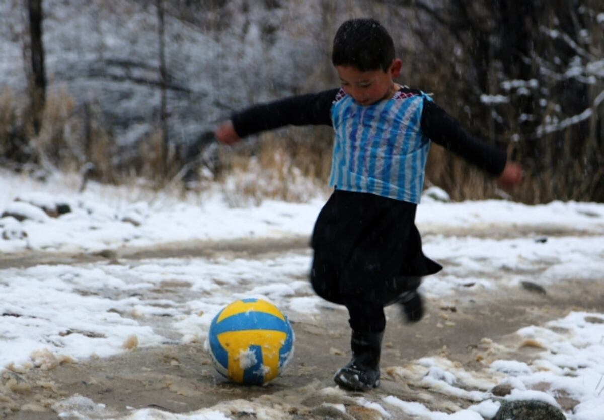 La guerra echa de casa al niño famoso por su playera de Messi
