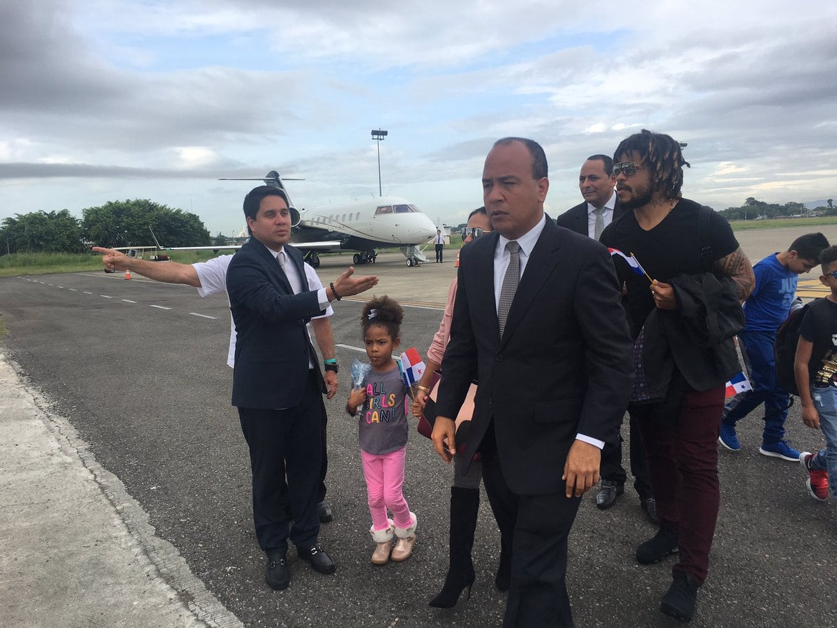¡SE LO MERECE! Torres llegó con su bandera y ansioso de saludar a la patria