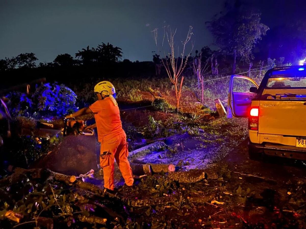 Qué aguacero. Fuerte lluvia dejó varios sectores inundados y sin luz. Videos