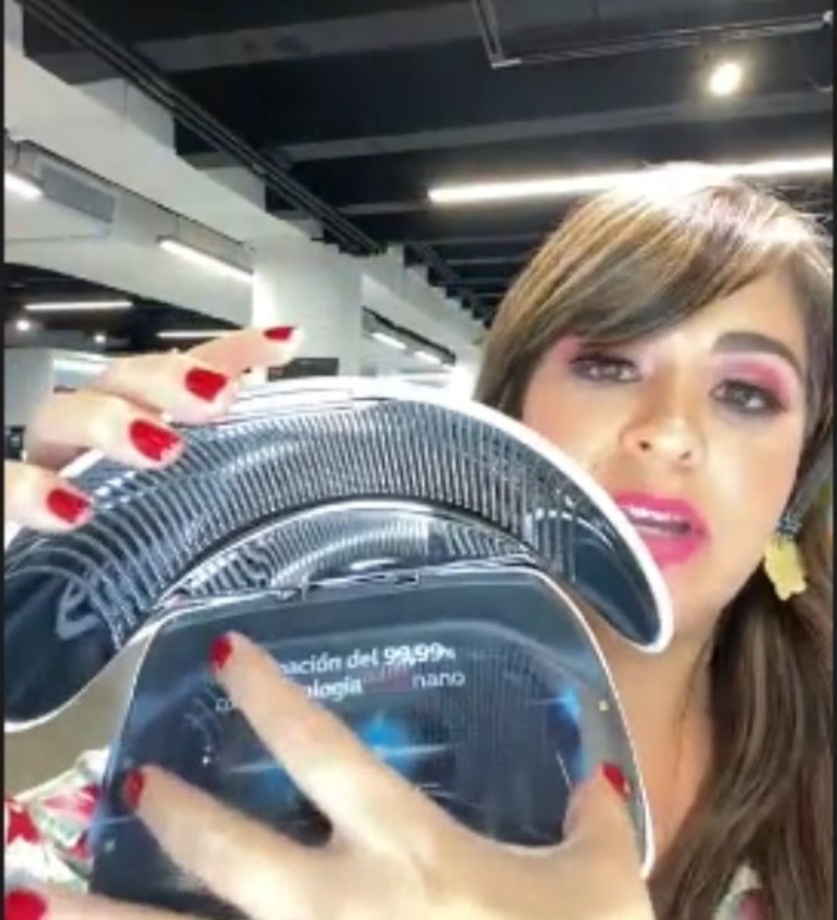 Mascarilla electrónica e inteligente que protege de covid llegó a Panamá. Carolina Dementiev es de las primeras en usarla