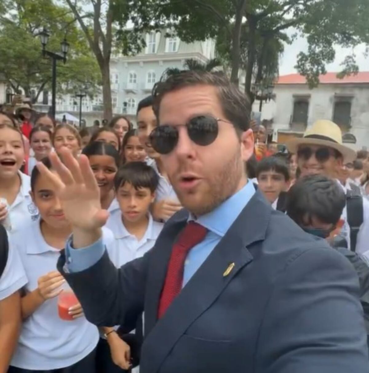 Mayer Mizrachi, ‘el Chacalde’ de la city, invita a estudiantes a visitar el edificio del Consejo Municipal