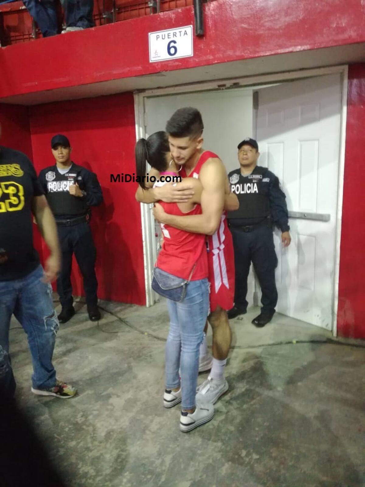 Sorprenden a presentadora de TV con jugador de la Selección. Chequea...