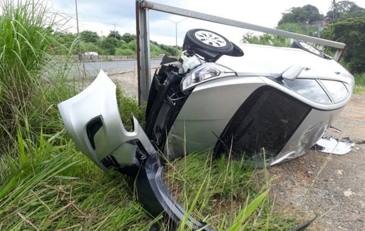 SE QUEDÓ DORMIDO. Pierde el control de auto y se vuelca en Arraiján 