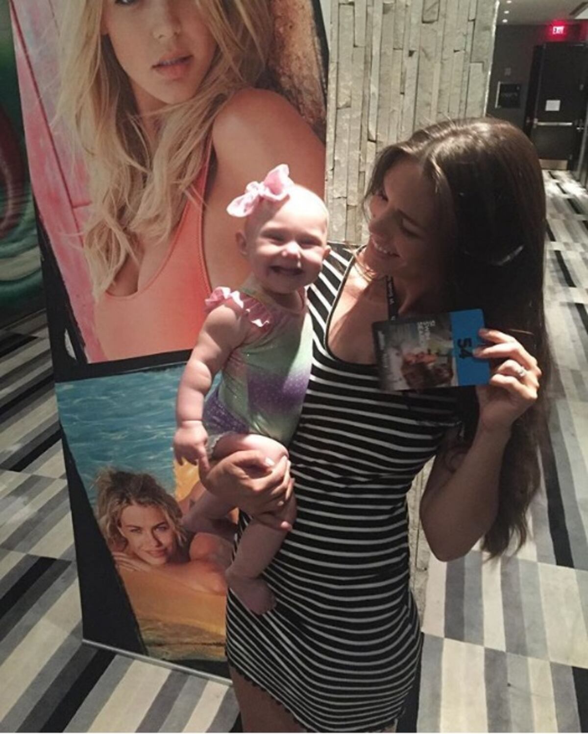 Modelo se lanzó a la pasarela y le daba pecho a su bebita mientras desfilaba