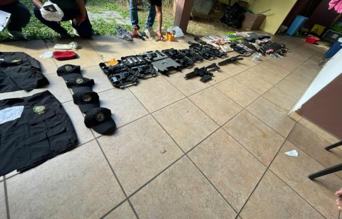 Uniformes falsos de la DIJ, armas de grueso calibre y municiones fueron encontradas en una casa  en Brisas del Golf