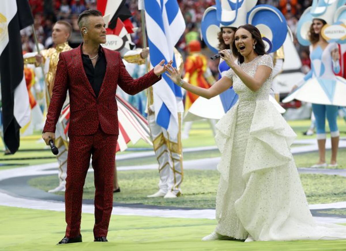 Gesto grosero y vulgar de Robbie Williams en inauguración del Mundial polemiza