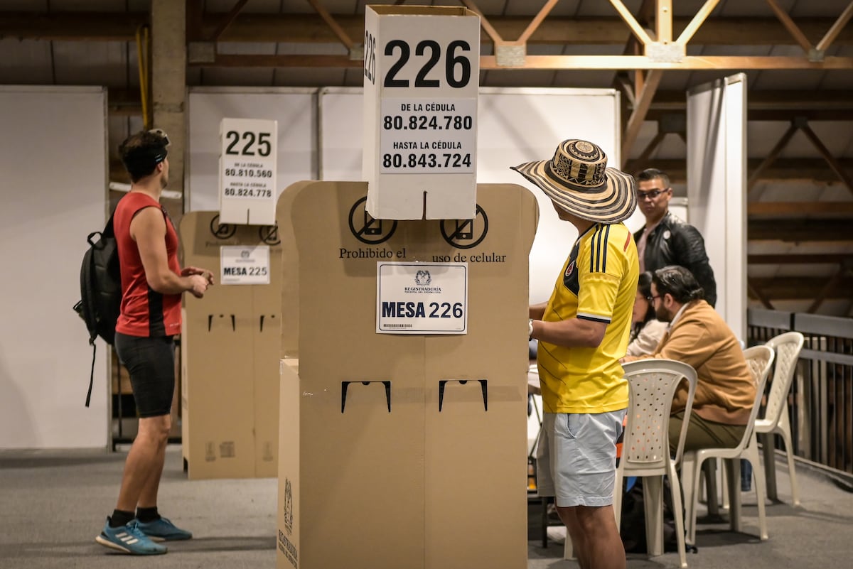 Elecciones en Colombia avanzan sin incidentes y con alta tensión