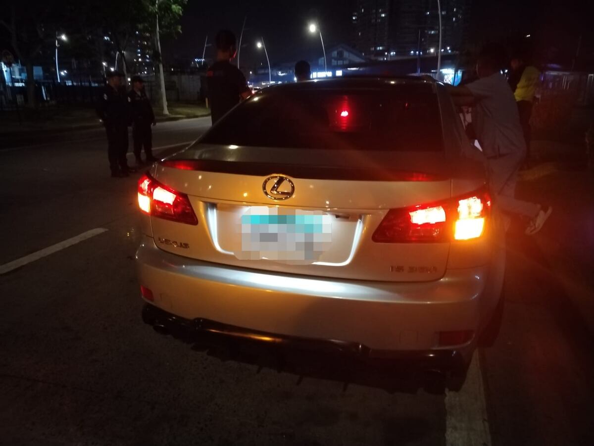 A lo rápido y furioso. Haciendo regata fueron sorprendidos 19 autos modificados en plena Cinta Costera. Video