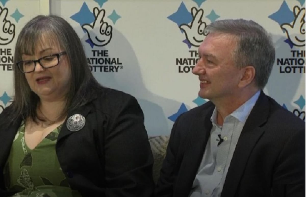 Pareja se gana 144 millones de dólares y tiene gran gesto con 50 amigos