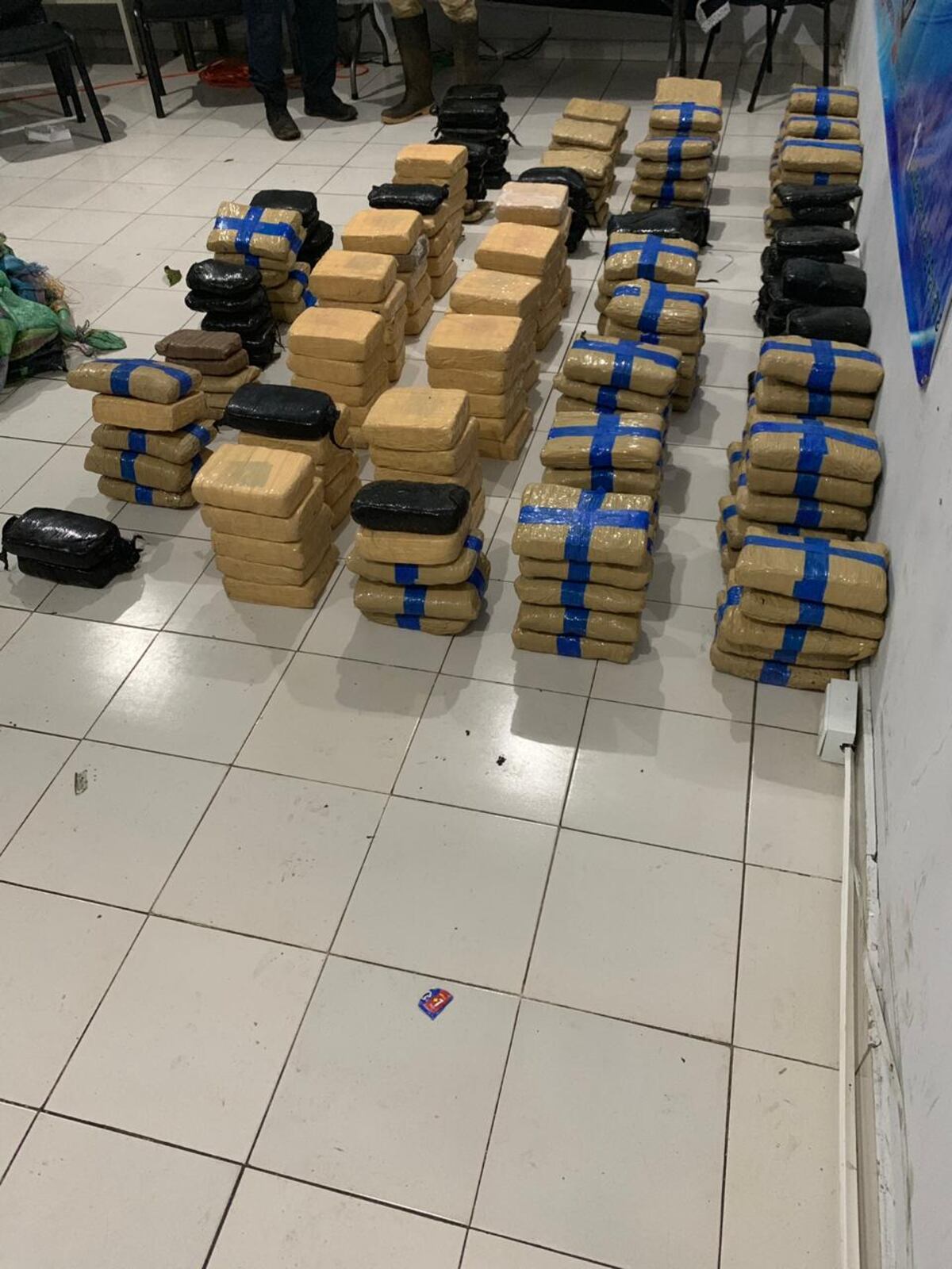 Encuentran 227 paquetes de droga en Pedasí