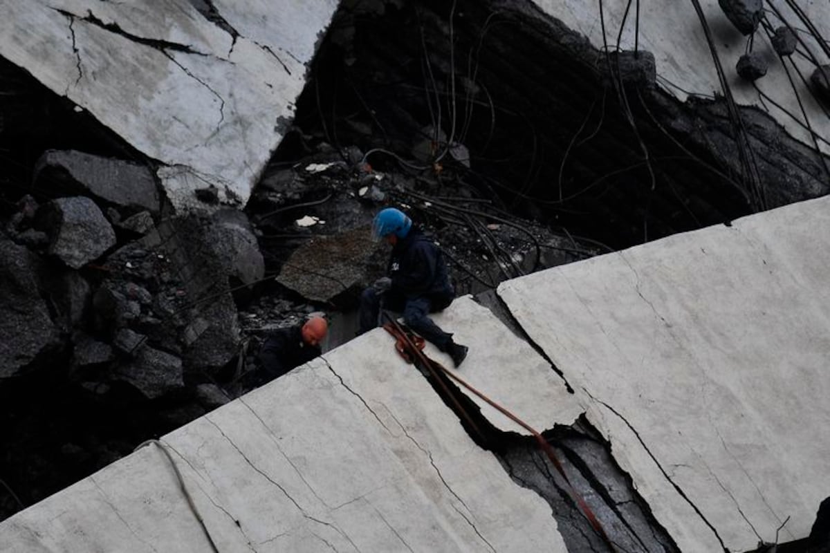 Una tormenta causó la caída del puente en Italia y a 20 ascienden los muertos