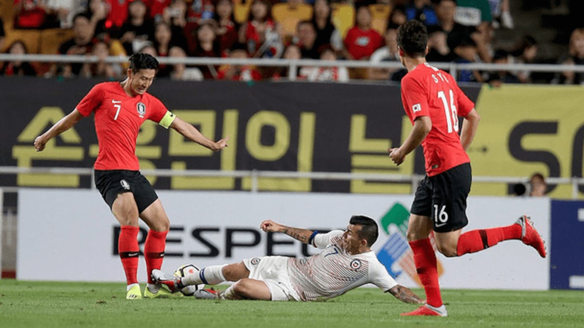 Mira la humillante jugada del futbolista coreano Son contra el chileno Vidal