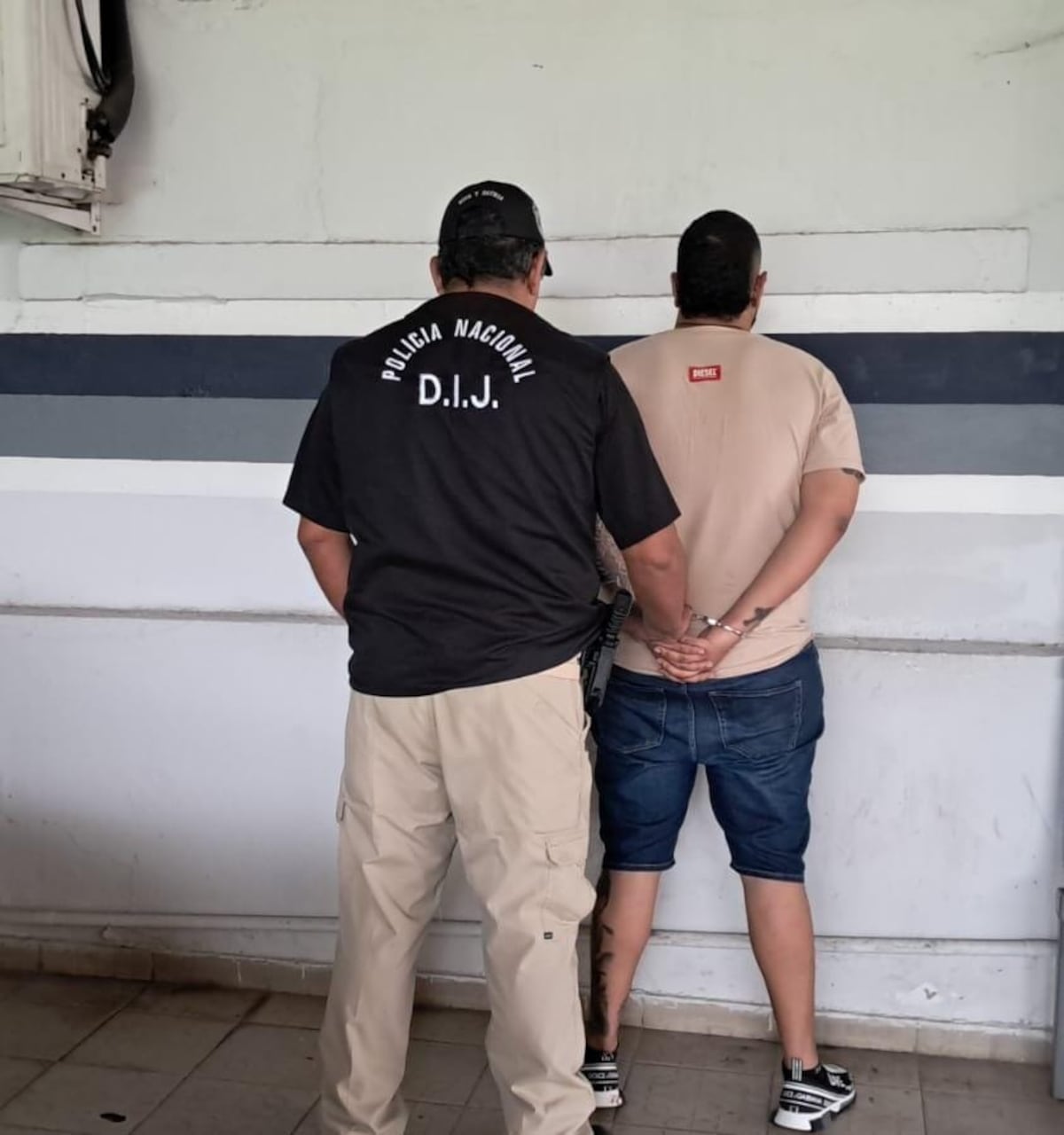 Aprehenden a dos personas por falsificación de cheque de casi medio millón de dólares