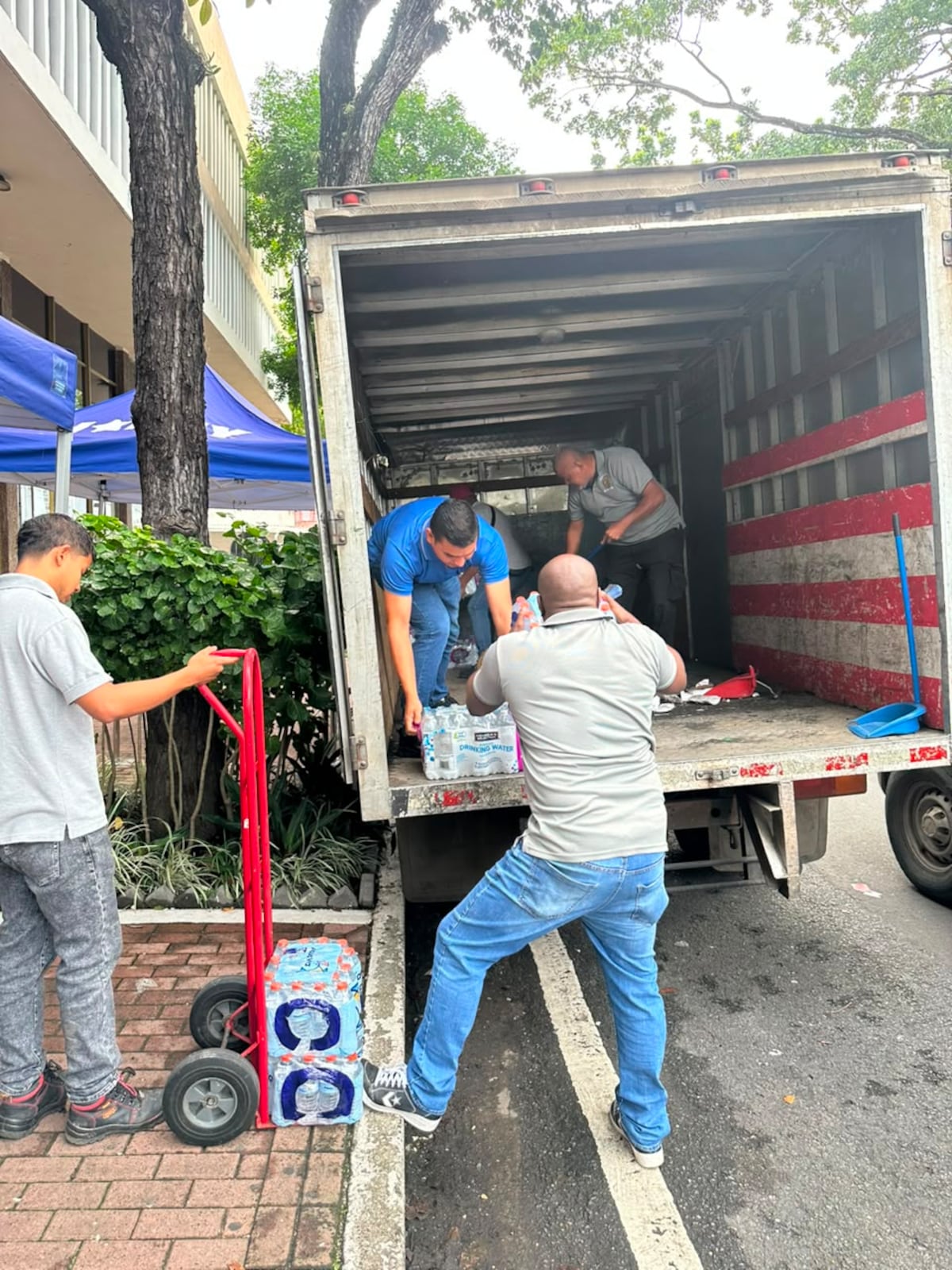 En solo un día, centro de acopio reúne 18 toneladas de ayuda para Venezuela
