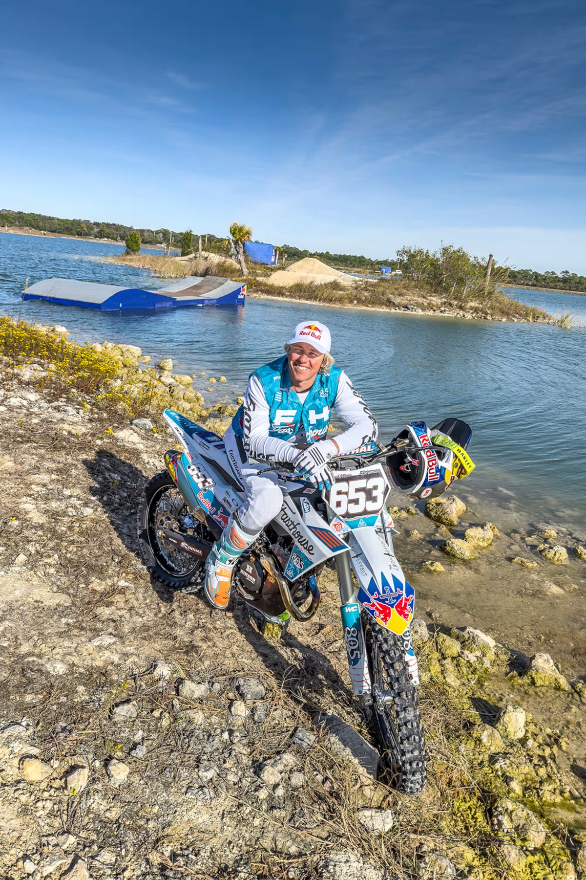 El loco cruce de Tyler Bereman: Se puso a saltar entre islas sobre un lago