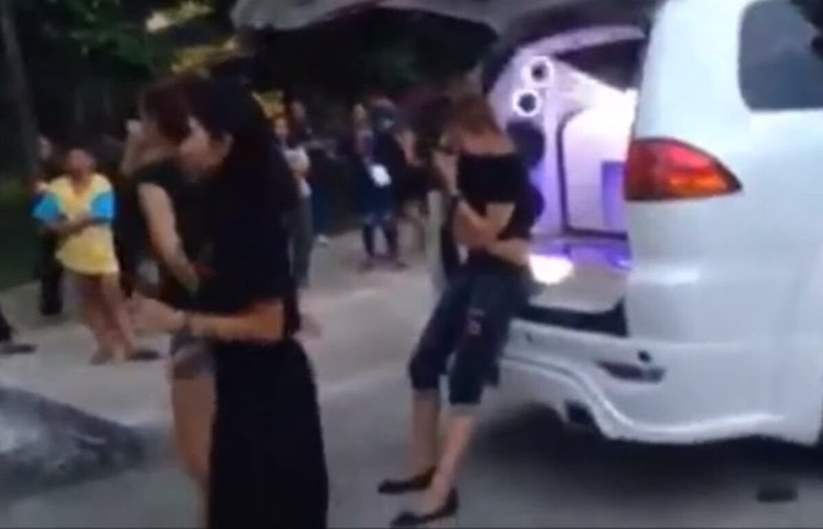 Chicas bailan para enviar a su amiga al cielo durante su cremación