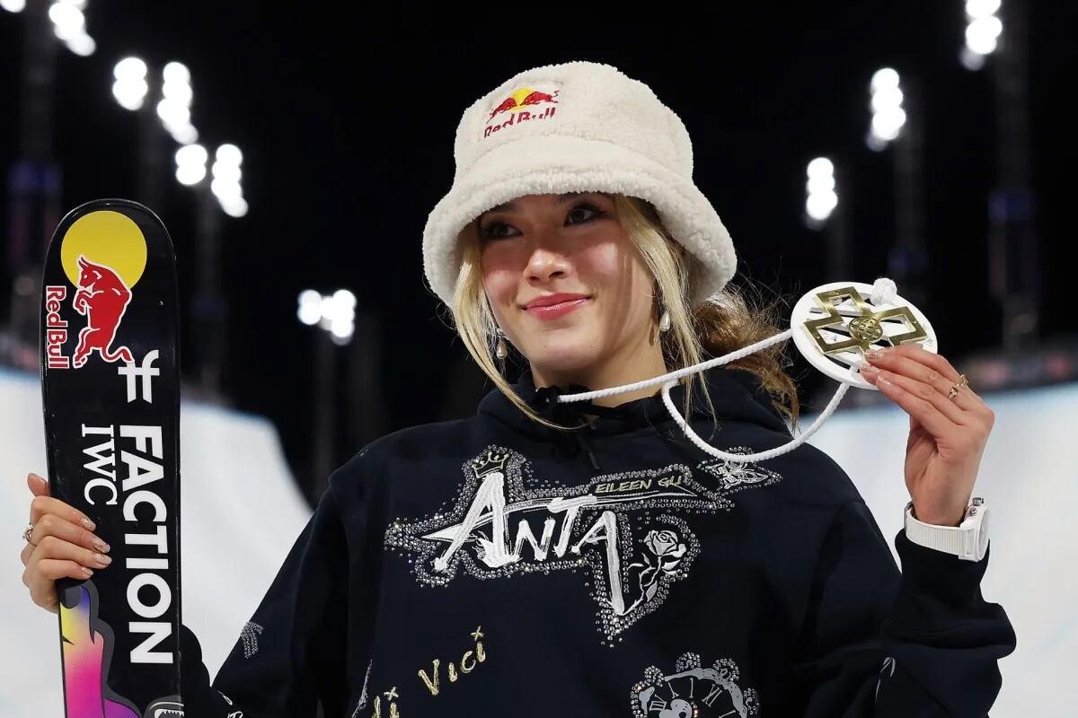 Eileen Gu hospitalizada: fan entusiasta habría causado su grave accidente en la nieve