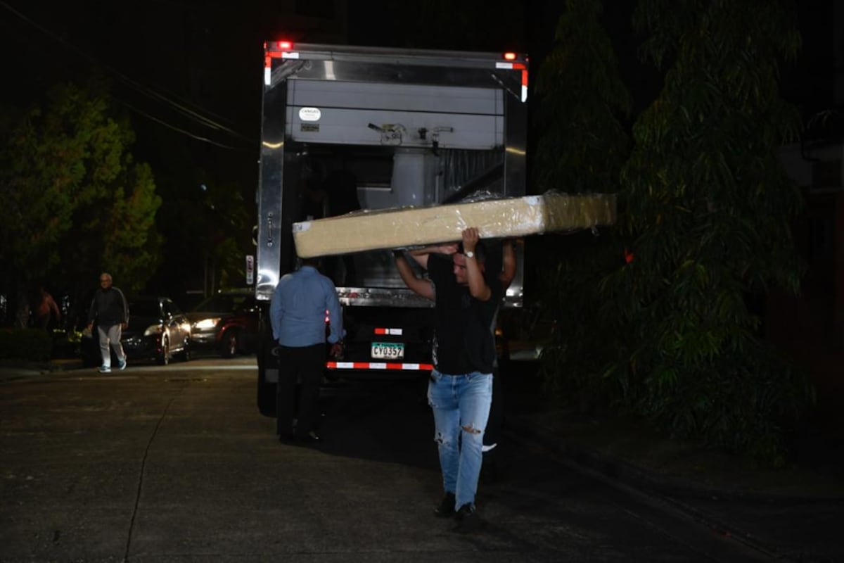 Ricardo Martinelli recibe a su perro fiel mientras se atrinchera en La Alameda
