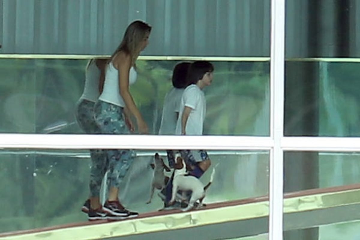 La primera dama de Brasil se lanza a un lago para rescatar a su perro