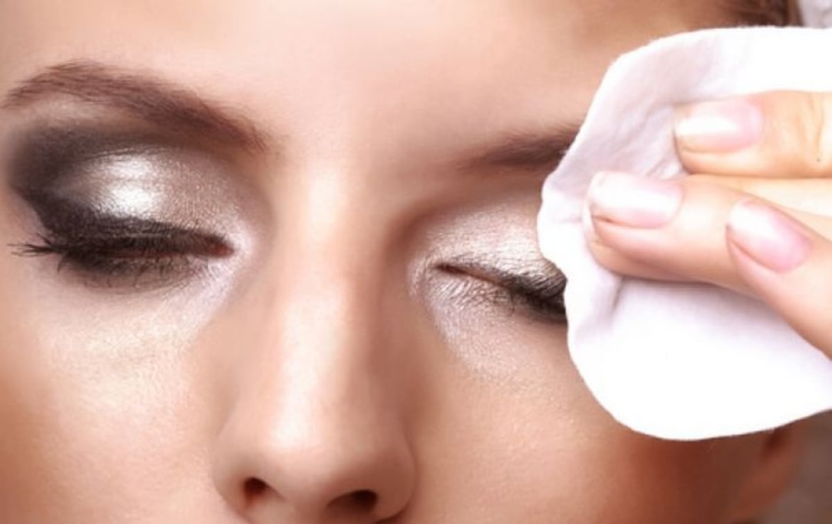 Consecuencias de no retirar el maquillaje antes de dormir