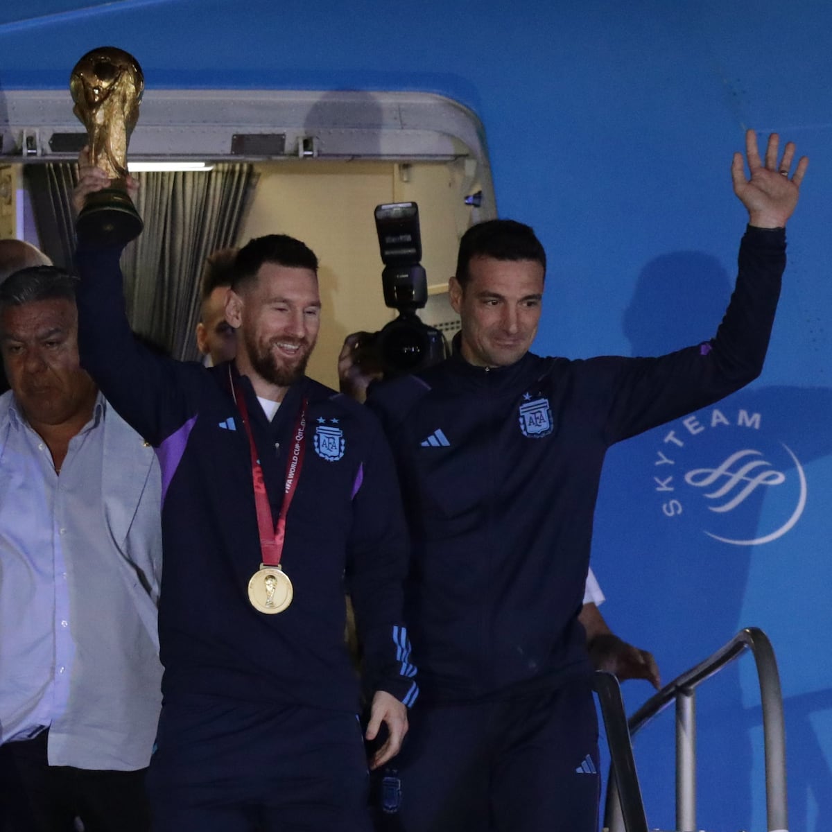 Multitudinario recibimiento a la ‘Scaloneta’ campeona del mundo | Video