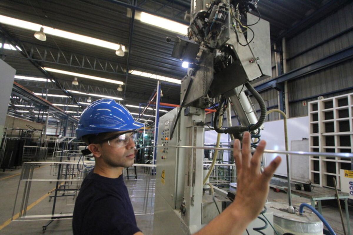 Así fue el primer día de trabajo del chico que presentó su currículum a mano