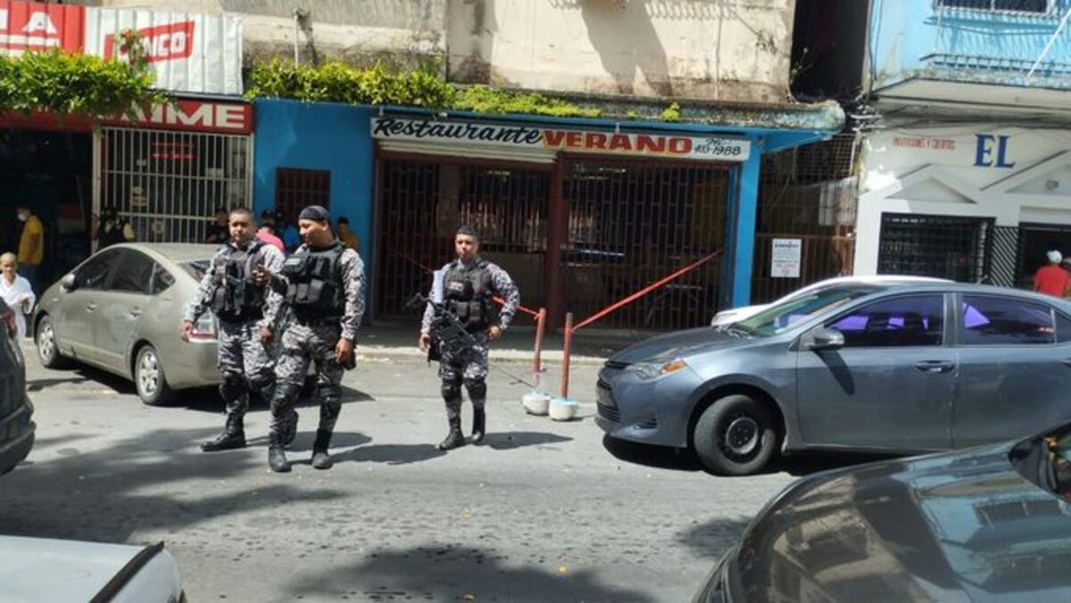 Los balean mientras desayunaban en un restaurante de Colón